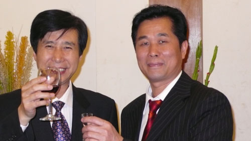 卢军会长（右一）与项城市委李书记把酒言欢