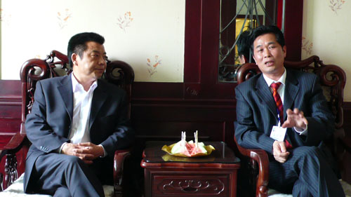 中博会上，淮阳县任连军县长会见卢军会长（右一）