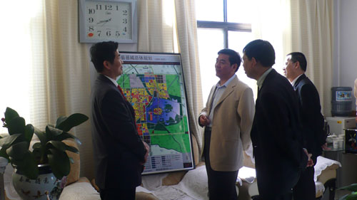 卢军会长与淮阳县委书记贾书君(右二)畅谈大淮阳构想