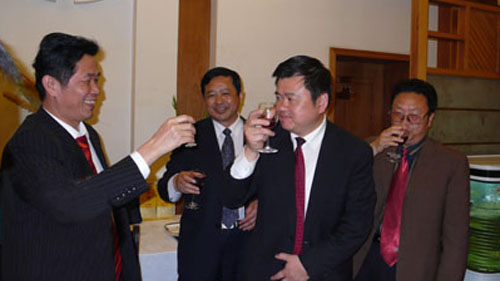 卢军会长（左一）与周口市徐光市长（右二）在宴会上